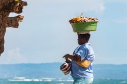 Una donna vende frutta su una spiaggia di Puerto Plata, Repubblica Dominicana - © Stefano Carocci Ph / Shutterstock.com
