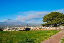 Una eruzione del vulcano Etna fotografata da Paternò in Sicilia