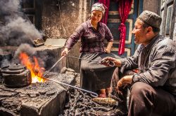 Una famiglia Uyghur family al mercato domenicale di Kashgar in Cina - © Baiterek Media / Shutterstock.com