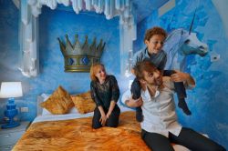 Una famiglia vive la magia della camera Cristallo Magico al Gardaland Magic Hotel
