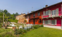 Una fattoria di Belveglio, centro rurale del Monferrato in Piemonte. - © Michele Vacchiano / Shutterstock.com