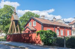 Una fattoria in legno nei pressi della città di Vasteras, sud della Svezia. Facciata e recinzione sono dipinte di rosso.

