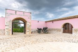 Una fattoria sicula nel territorio di Priolo Gargallo, costa orientale della Sicilia - © Michele Ponzio / Shutterstock.com