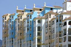 Una fila di appartamenti in vendita a Estepona, Costa del Sol, Spagna.



