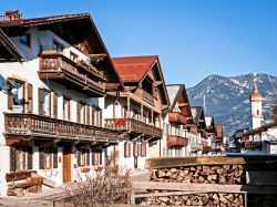 Una fila di case nel centro storico di Garmisch-Partenkirchen in Baviera, Germania.
