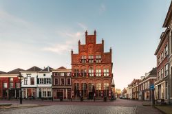 Una fila di edifici con ristoranti nel centro di Doesburg, Olanda. La suggestiva architettura dei palazzi risalta ancora di più con la luce del tramonto.




