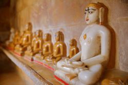 Una fila di statue di Tirthankara al tempio Shantinath all'interno del forte di Jaisalmer, Rajasthan, India - © Christophe Cappelli / Shutterstock.com