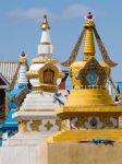 Una fila di stupa al monastero buddihsta Gandan a Ulan Bator, Mongolia. Lo stupa ha come funzione principale quella di conservare le reliquie di un personaggio famoso.
