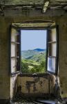 Una finestra aperta in una casa del villaggio abbandonato di Brallo di Pregola, Pavia.

