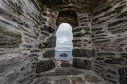 Una finestra del monastero di San Michele e l'isola di Little Skelling in Irlanda