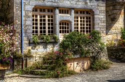 Una finestra di una casa tipica di Rochefort-en-Terre in Francia