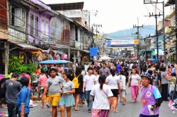 Una folla di persone cammina ogni mattina per le strade della provincia di Ranong, Thailandia - © Cooler8 / Shutterstock.com