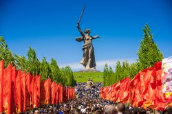 Una folla di persone sale le scale del Mamaev Kurgan a Volgograd, Russia. Qui si trova la Statua della Madre Russia, la colossale statua allegorica alta 52 metri (più di quella della ...