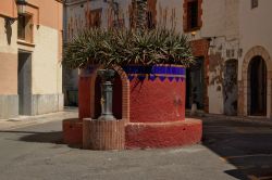 Una fontana al centro di una piazzetta a Sitges, Spagna - © Giorgiolo / Shutterstock.com