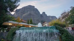 Una fontana con cascata nella città di Kalambaka, Grecia, fotografata al crepuscolo - © Andre-D / Shutterstock.com