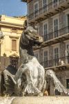 Una fontana con statua in bronzo nel centro cittadino di Ascoli Piceno, Marche, Italia.

