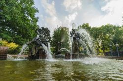 Una fontana con statue nei pressi di  Stadtgarten, Dortmund, Germania.
