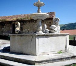 Una fontana con tre delfini nel centro di Capaccio Paestum. provincia di Salerno - © Doking, CC BY-SA 3.0, Wikipedia