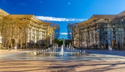 Una fontana con zampilli d'acqua nel quartiere di Antigone a Montpellier (Francia).



