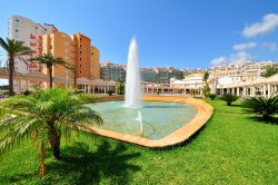 Una fontana d'acqua in un parco della città di Calpe, Spagna.
