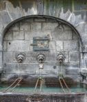 Una fontana d'acqua potabile nel centro di Clermont-Ferrand, Francia - © BlindSpots / Shutterstock.com