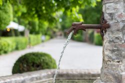 Il particolare di una fontana dentro al borgo ...