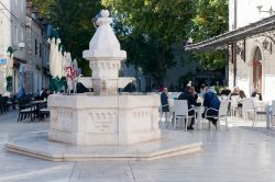 Una fontana di acqua potabile nella piazza pirncipale di Trebinje, Bosnia Erzegovina - © Maja Tomic / Shutterstock.com