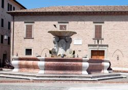 Una fontana di fronte a Palazzo Baviera a Senigallia (Marche)