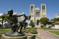 Una fontana e la Grace Cathedral a Nob Hill, San Francisco, California. Con le sue guglie in stile gotico francese che svettano alte nel cielo, questa chiesa è la terza più grande ...