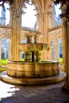 Una fontana gotica nel chiostro del monastero di Alcobaca, Portogallo.

