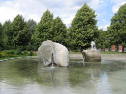 Una fontana in pietra in un'area verde di Ingolstadt, Germania.
