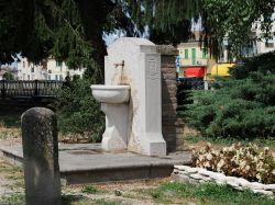 Una fontana lungo la riva del Canal Bianco in centro ad Adria, Veneto - © Gaia Conventi / Shutterstock.com