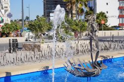 Una fontana moderna in una delle principali strade della città di Calpe, Spagna - © Ekaterina McClaud / Shutterstock.com