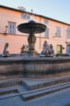 Una fontana monumentale nel centro storico di Tuscania, Lazio.
