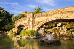 Una fontana nei pressi dell'Esplanade di Metz, Francia, al tramonto. Questo grande parco-passeggiata è stato costruito nel 1816 e si affaccia come una terrazza sul fiume Mosella.



 ...