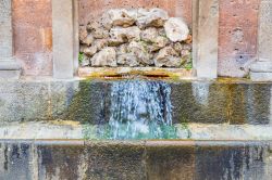 Una fontana nel borgo di Acquapendente, provincia di Viterbo, Lazio. Siamo nell'estremo nord della regione, quasi al confine con la Toscana: la cittadina deve il suo nome al fatto di trovarsi ...