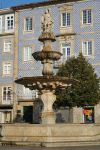 Una fontana nel centro cittadino di Barcelos, Portogallo. Questa cittadina del distretto di Braga sorge in un luogo ricco di vestigia archeologiche che risalgono alla Preistoria - © alfotokunst ...