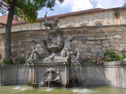 Una fontana nel centro della vecchia città di Bayreuth, Baviera, Germania.