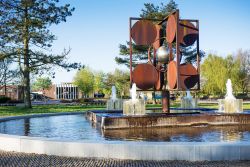 Una fontana nel centro di Billund in Danimarca, famosa per ospitare il parco di Legoland- © Lena Ivanova / Shutterstock.com