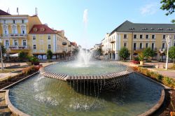 Una fontana nel centro di Frantiskovy Lazne, Repubblica Ceca - © Kletr / Shutterstock.com