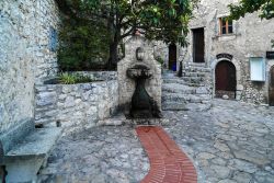 Una fontana nel centro storico di Eze-sur-Mer, Francia. Incastonata lungo la Costa Azzurra, è la frazione marittima del borgo di Eze   - © Agent Wolf / Shutterstock.com