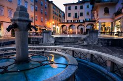 Una fontana nel centro storico di Riva del Garda (Trentino Alto Adige) fotografata di notte - © 253764424 / Shutterstock.com