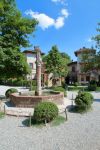 Una fontana nel cuore del borgo medievale di Grazzano Visconti in Emilia, provincia di Piacenza