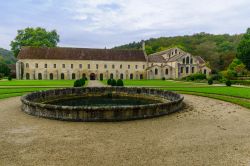 Una fontana nel giardino dell'abbazia di Fontenay, Borgogna, Francia - © RnDmS / Shutterstock.com