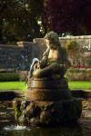 Una fontana nel Pittencrieff Park a Dunfermline, Scozia, UK. Questo parco pubblico, conosciuto anche come The Glen, fu acquistato da Andrew Carnegie nel 1902 che l'anno successivo lo regalò ...