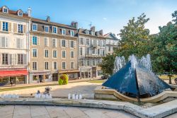 Una fontana nella piazza del villaggio di Pau, Francia, in una giornata estiva - © milosk50 / Shutterstock.com