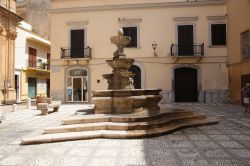 Una fontana nella piazza della Chiesa del Purgatorio a Marsala, Sicilia - © Valery Rokhin / Shutterstock.com