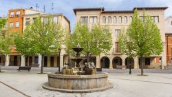 Una fontana nella piazzetta del mercato di Estella, Spagna.
