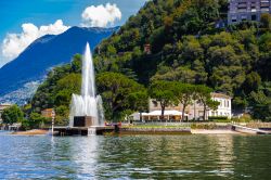 Una fontana sul lago di Como nei pressi del borgo ...