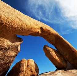 Una formazione rocciosa ad arco al Joshua Tree, California, USA - © Galyna Andrushko / Shutterstock.com